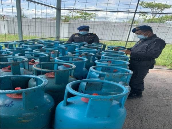 Stor menyimpan tong LPG disyaki beroperasi tanpa lesen di Kuala Pegang, Baling yang diserbu KPDNHEP pada Isnin.