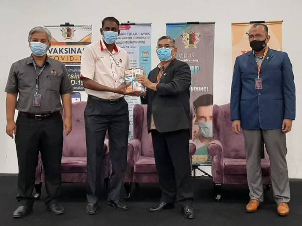 Datuk Zazali (dua dari kanan) menyerahkan bahan edaran Covid-19 dan Vaksinasi kepada Ahli Majlis MBS pada Selasa.