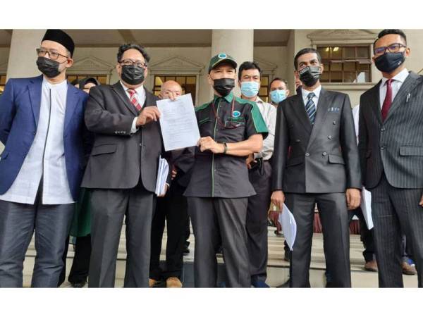 Nadzim (depan tengah) dan tiga doktor selepas memfailkan semakan kehakiman di Mahkamah Tinggi Kuala Lumpur pada Selasa.