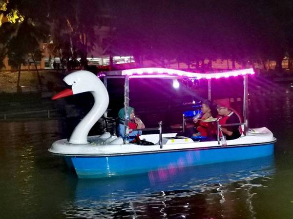 Berbuka puasa sambil mengayuh bot pedal di Taman Rekreasi Air Seremban