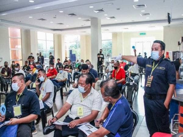 Antara pembida yang hadir pada Lelongan Awam Kenderaan Sita JPJ Pahang Siri 1/2021, di sini pada Selasa. - Foto FB JPJ PAHANG