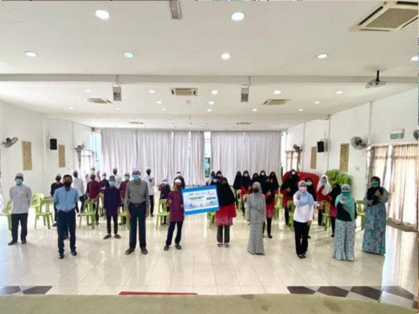 Seramai 37 anak-anak yatim dari Rumah Kebajikan Anak Yatim dan Miskin Al-Munirah menerima baucar membeli-belah bernilai RM200.