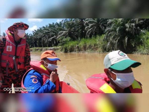 Usaha mencari dan menyelamat mangsa sedang dilakukan oleh pihak bomba dan beberapa pasukan penyelamat lain di Sungai Berantian, Tawau.