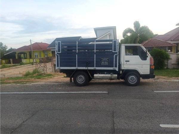 Lori yang digunakan untuk membawa 4,200 paket tepung beras bernilai RM10,500 yang dipercayai diseludup masuk dari negara jiran, Thailand.