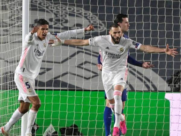 Benzema (kanan) meledak jaringan penyamaan buat Real Madrid ketika melayan kunjungan Chelsea pada separuh akhir pertama Liga Juara-juara di Stadium Alfredo di Stefano. - Foto AFP