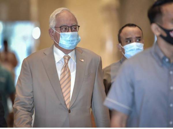 Najib (kiri) tiba di Mahkamah Rayuan hari ini, bagi pendengaran rayuannya terhadap sabitan dan hukuman penjara kerana penyalahgunaan dana SRC International sebanyak RM42 juta. - Foto Bernama