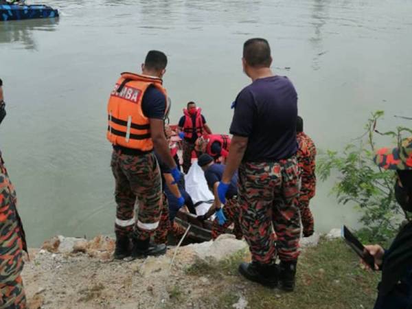 Anggota bomba mengangkat mayat mangsa yang ditemui selepas terjatuh ke dalam Sungai Perai.