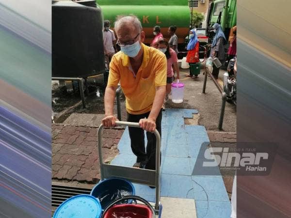 Antara warga emas yang sama-sama turun ke bawah untuk mengangkut air.