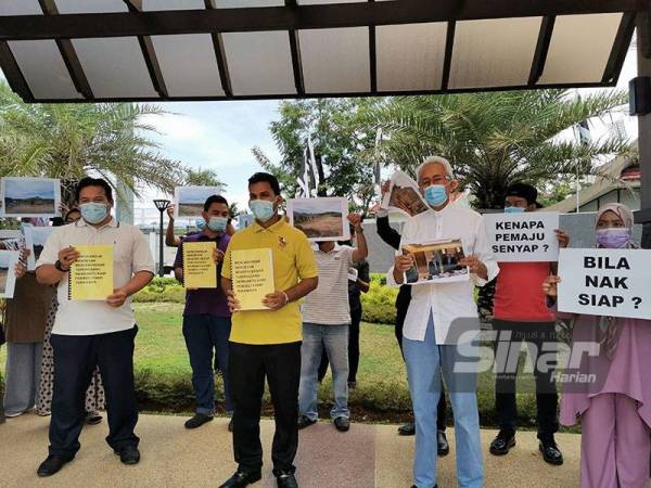 Wakil pembeli bersama Pengerusi Amanah Terengganu, Datuk Raja Kamarul Bahrin Shah (dua dari kanan) bersama memorandum yang diserahkan kepada Menteri Besar Terengganu, Datuk Seri Dr Ahmad Samsuri Mokhtar di Wisma Darul Iman pada Rabu.