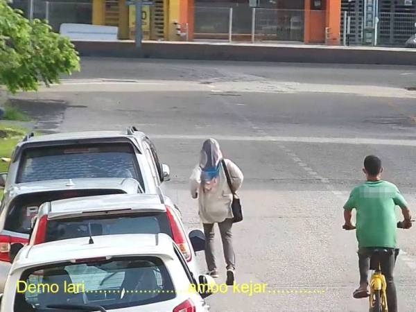 Rakaman perbuatan suspek turut tular di media sosial memaparkan lelaki berbaju T berwarna hijau berlegar-legar di lokasi mencari peluang mendekati kereta mangsa.