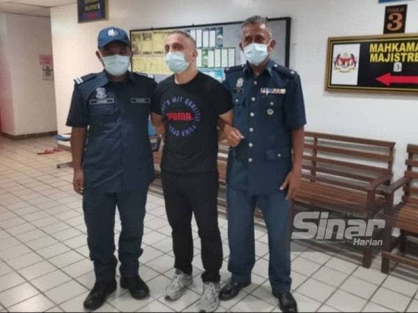 Erol Imamoglu mengaku bersalah miliki rokok seludup bernilai hampir RM10,000 di Mahkamah Majistret Kuala Terengganu, pada Rabu