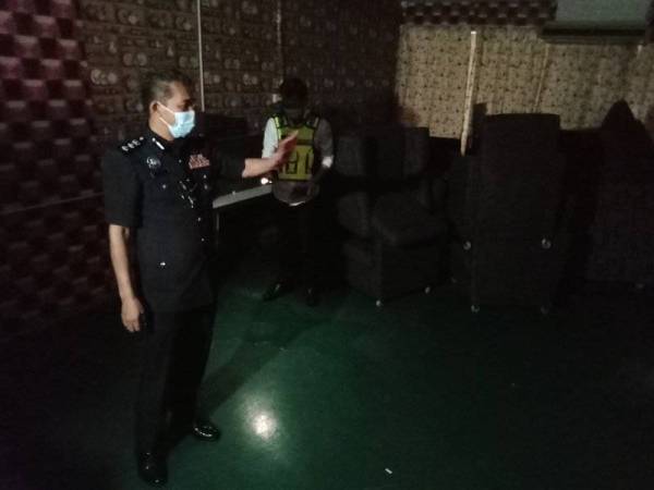 Abd Khalid menunjukkan antara premis yang diserbu di Pinggiran USJ pada Rabu.