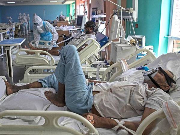 India mengalami gelombang kedua Covid-19 selepas angka kematian keseluruhan akibat pandemik itu melepasi 200,000 orang pada Rabu lalu. - AFP