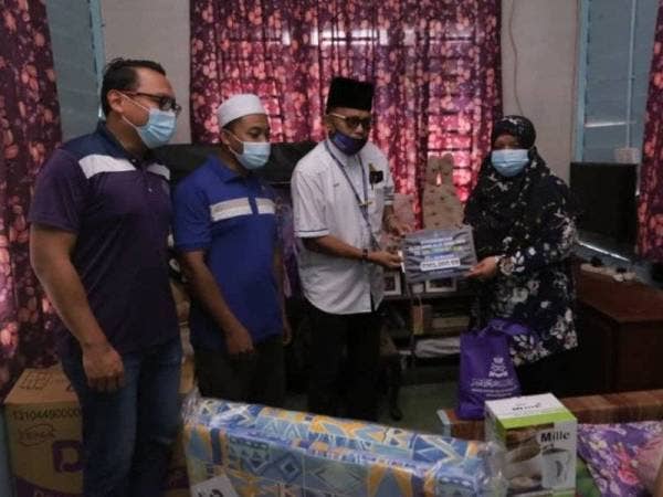 Nasir dan wakil MAIJ turun padang bagi menyampaikan bantuan kepada Durul Asharah dan kakaknya. - Foto MAIJ