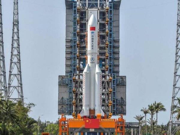 China menggunakan roket Long-March 5B untuk membawa struktur asas dalam pembinaan Stesen Angkasa Lepas pertamanya dari pusat pelancaran di Wenchang, Pulau Hainan pada Khamis. - Foto AFP
