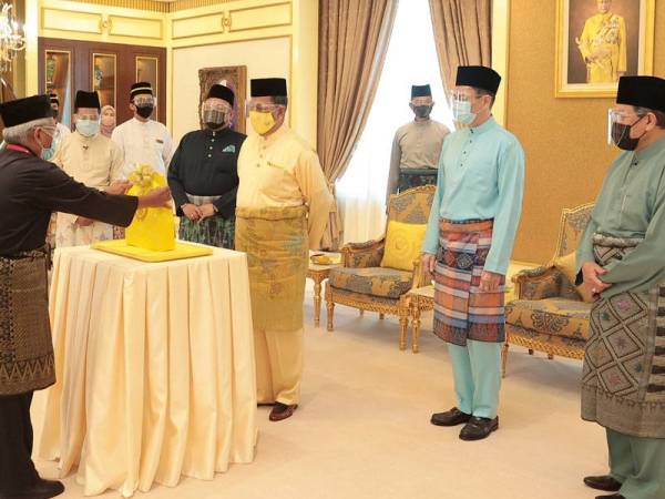Sultan Sallehuddin berkenan menyempurnakan simbolik kurniaan kepada wakil penerima dari masjid terpilih di sekitar Kedah.