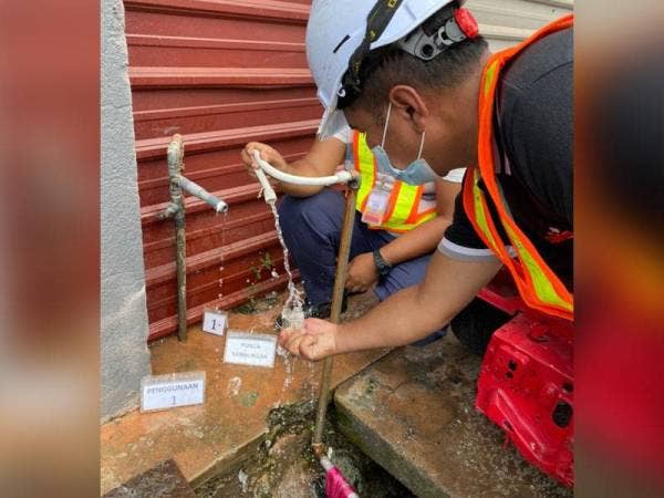 Sains membuat pemeriksaan air dari paip yang disambung secara haram.