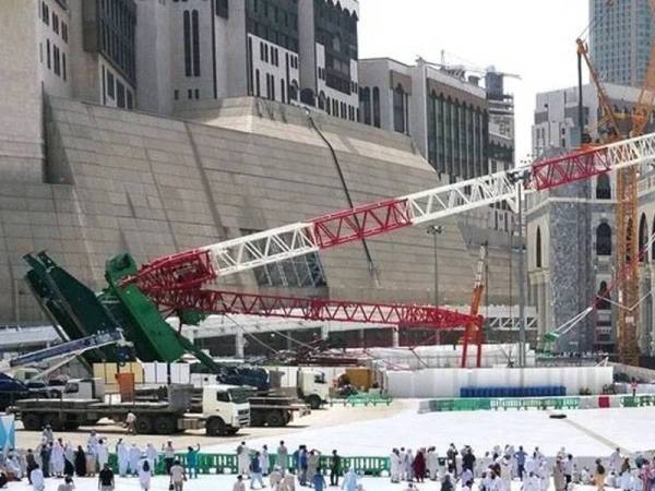 Gambar fail menunjukkan sebuah kren tren tumbang dalam kerja-kerja pembinaan yang dilakukan oleh syarikat Bin Laden di Mekah pada September 2015. - Foto AFP