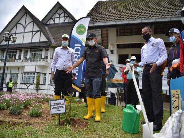 Ronald Kiandee menyempurnakan penanaman pokok sebagai gimik perasmian Majlis Perasmian Pusat Kecemerlangan (COE) Pertanian Hijau Mardi Cameron Highlands, pada Khamis.