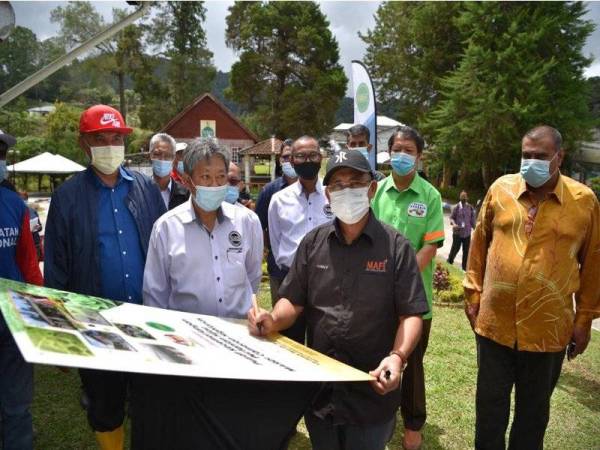 Ronald Kiandee menyempurnakan Majlis Perasmian Pusat Kecemerlangan (COE) Pertanian Hijau Mardi Cameron Highlands, pada Khamis.