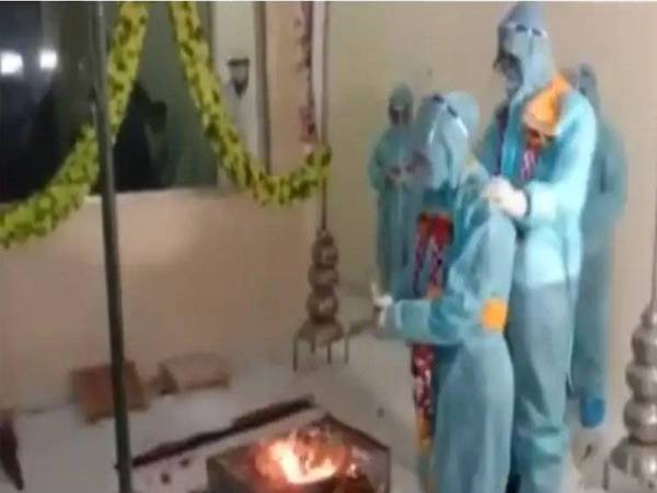 Majlis perkahwinan berlangsung walaupun pengantin disahkan positif Covid-19 mendapat kecaman warganet. - Foto ANI