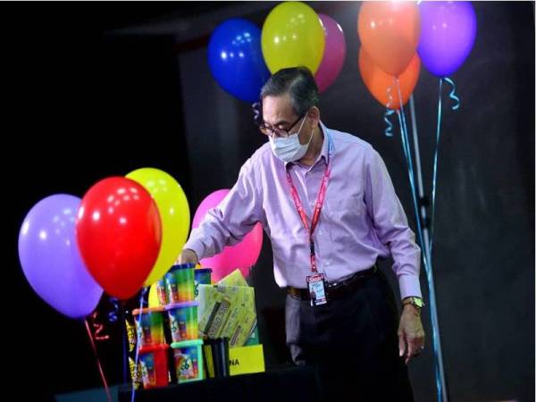 Rozaid membuat cabutan nama pemenang untuk peraduan PKPNimsXSinar.