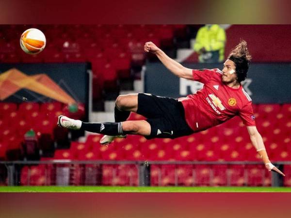 Penyerang United, Edinson Cavani beraksi cemerlang dengan menjaringkan dua gol pada perlawanan berkenaan.