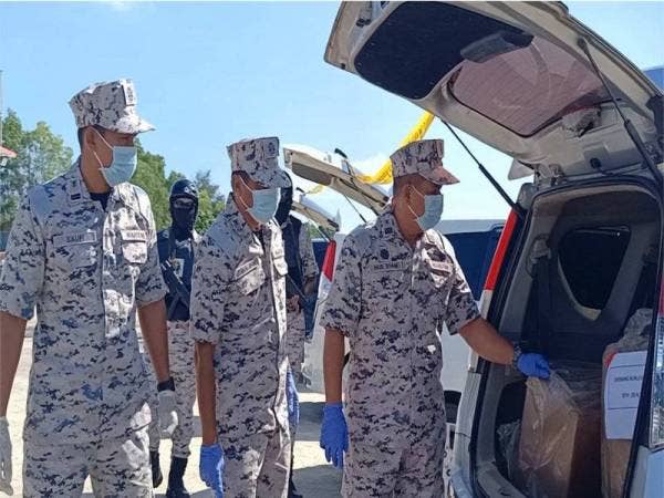 Nur Syam Asmawie (kanan) menunjukkan MPV yang digunakan oleh penyeludup untuk memunggah rokok dengan kuantiti kecil bagi mengaburi mata pihak berkuasa.