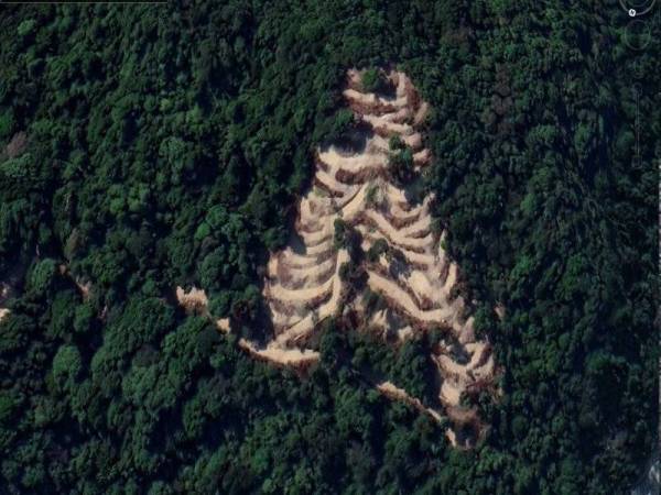Tangkap layar daripada aplikasi Google Earth menunjukkan berlaku penerokaan bukit di Batu Feringghi.