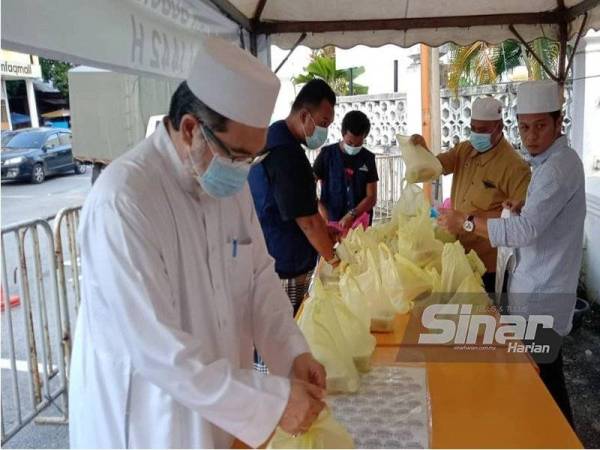 Pengurusan Masjid Abidin menyediakan pek juadah berbuka puasa untuk diagihkan kepada orang ramai.