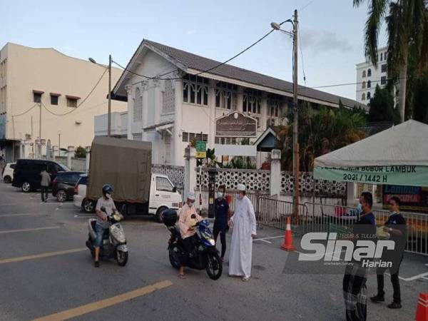 Juadah iftar mula diagihkan kepada orang ramai bermula jam 6 petang.