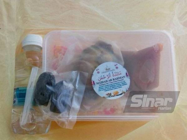 Juadah berbuka puasa yang dibungkus diagihkan oleh jawatankuasa Masjid Abidin.