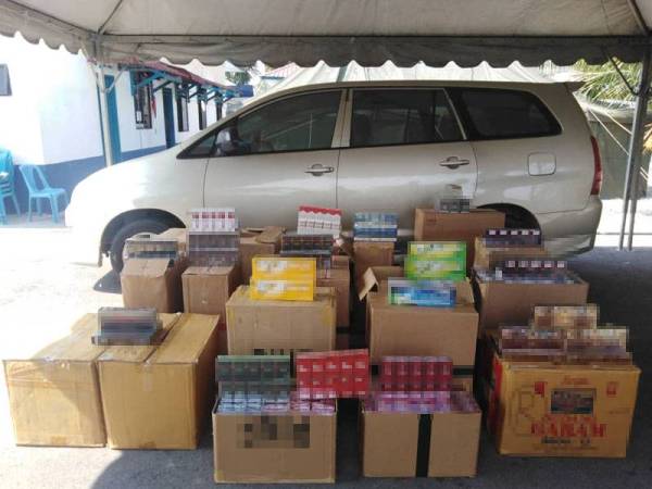 Rokok seludup dan kenderaan yang dirampas dalam Op Kontraban Pasukan Gerakan Am (PGA) di Senggarang, Batu Pahat pada Khamis. Foto: Ihsan PGA