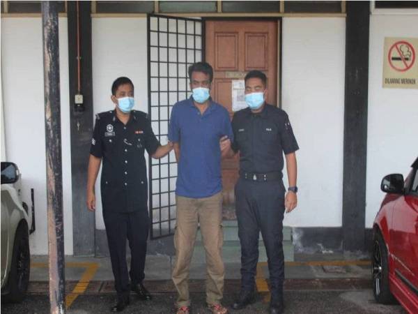 Khan Mosharaf (tengah) dipenjara enam bulan selepas mengaku salah memiliki rokok seludup di Mahkamah Majistret Bahau, pada Jumaat.