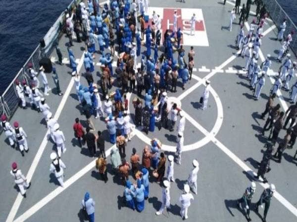 Penghormatan terakhir dengan menabur kalungan bunga dan berdoa di lokasi kapal itu tenggelam. - Foto Suara.com