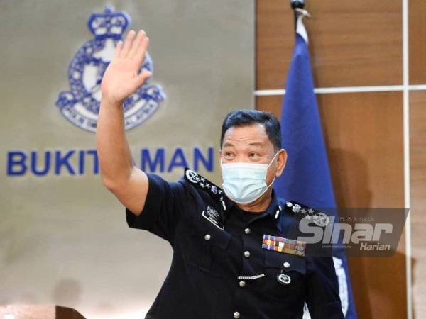 Abdul Hamid memberi lambaian kepada pemberita yang hadir pada sidang akhbar di Bukit Aman pada Jumaat. -Foto Sinar Harian ROSLI TALIB