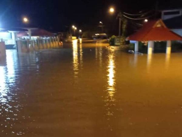 Keadaan di Kampung Sumpitan, Lenggong yang dinaiki air setinggi hampir satu meter lewat malam jumaat.