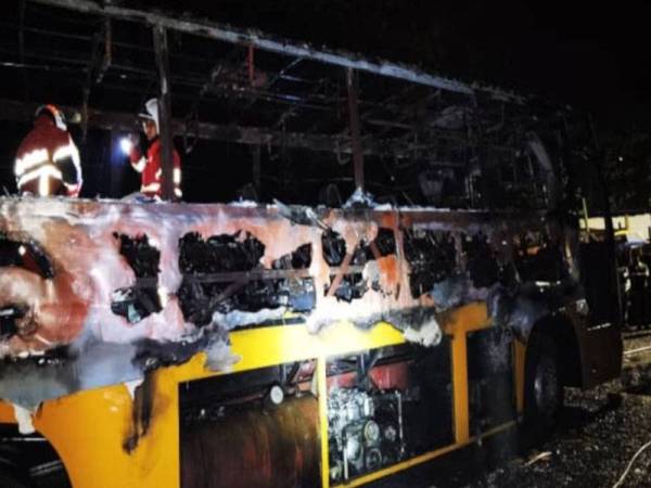 Keadaan sebuah bas sekolah yang musnah dalam kebakaran berhampiran bengkel di Taman Sunlight, Pasir Puteh, Ipoh pada malam Jumaat.