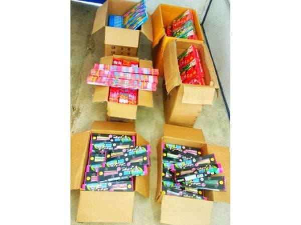 Mercun bernilai RM8,622 berjaya dirampas dalam serbuan pertama di sebuah stesen minyak dekat Pasir Mas.