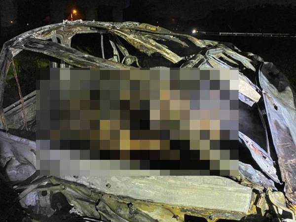 Empat maut apabila kereta dinaiki terjunam ke bawah jejambat dan terbakar di Kilometer 30.8 Lebuhraya Lembah Klang Selatan (SKVE) awal pagi Sabtu.