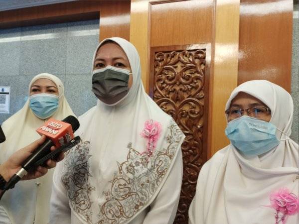 Nolee Ashilin (tengah) pada sidang akhbar pada Sabtu.