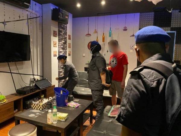 Kementerian Perdagangan Dalam Negeri dan Hal Ehwal Pengguna (KPDNHEP) Putrajaya menjalankan serbuan di sebuah premis di Taman Danau Kota, Setapak pada Rabu.