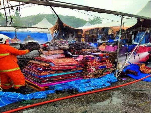 Anggota bomba melakukan pemeriksaan pada kanopi yang musnah akibat kebakaran di Ekspo Aidilfitri dekat Dewan Tun Razak Temerloh,Sabtu. - Foto JBPM