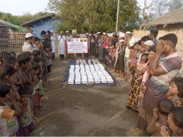 Masing-masing menunggu giliran untuk mendapatkan makanan yang disumbangkan.