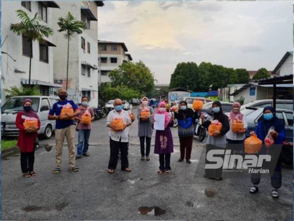 Penduduk Pangsapuri Pangsa Perdana di Taman Puchong Perdana yang menerima sumbangan juadah berbuka puasa pada Jumaat.