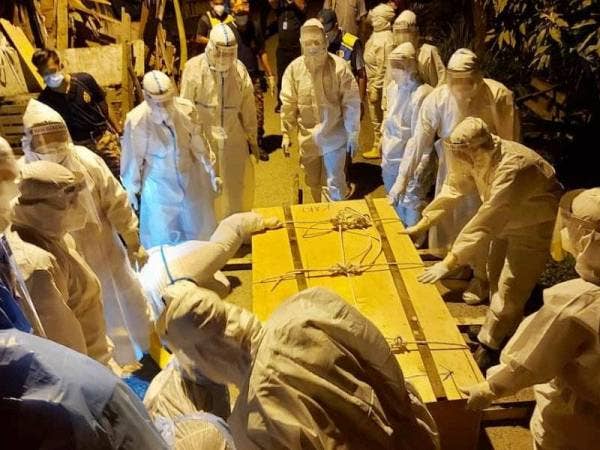 Anggota JBPM mengambil masa selama setengah jam menyempurnakan jenazah tersebut mengikut SOP ditetapkan.