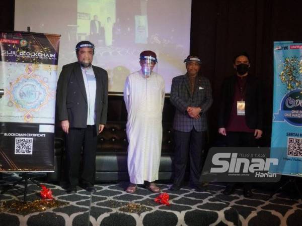 Zulkifli (tengah) ketika majlis pelancaran Sijil Blockchain Wakaf Pelaburan ASEAN Mall di Kuala Lumpur pada Sabtu.