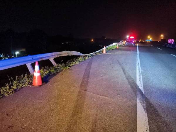 Empat mangsa maut selepas kereta dinaiki terjunam ke bawah jejambat dan terbakar dalam kejadian di Kilometer 30.8 Lebuhraya Lembah Klang Selatan (SKVE) awal pagi Sabtu.