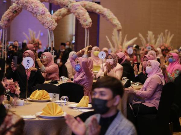 Ejen dan stokis yang hadir semasa pelancaran Megabox Glamour Fenomena.