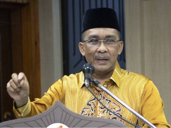 Takiyuddin menyampaikan ucapan pada majlis penyampaian sumbangan Aidilfitri di Dewan Bunga Raya Majlis Perbandaran Kota Bharu pada Ahad. - Foto Bernama